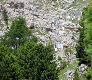 The strange cable cars of the Sassolungo.