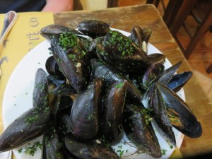 Cozze (mussels) marinara at Vico Palla. 